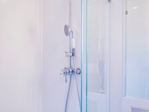 Nowojorski Apartament - Mała bez okna z lustrem z punktowym oświetleniem łazienka, styl glamour - zdjęcie od TiM Grey Projektowanie Wnętrz