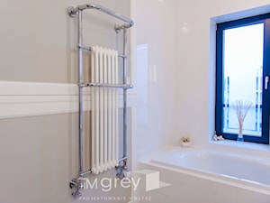 Nowojorski Apartament - Mała łazienka z oknem, styl glamour - zdjęcie od TiM Grey Projektowanie Wnętrz