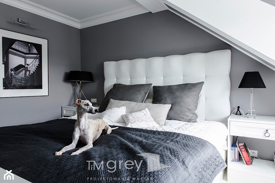 147m2 francuskiej ELEGANCJI - Mała średnia szara sypialnia na poddaszu, styl glamour - zdjęcie od TiM Grey Projektowanie Wnętrz