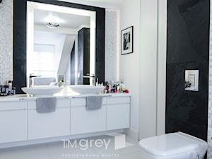 147m2 francuskiej ELEGANCJI - Mała na poddaszu z lustrem z dwoma umywalkami łazienka z oknem, styl glamour - zdjęcie od TiM Grey Projektowanie Wnętrz
