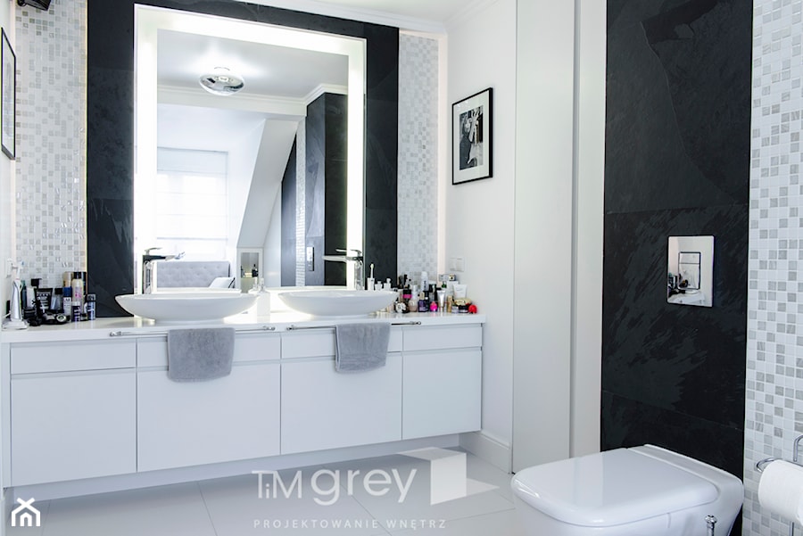 147m2 francuskiej ELEGANCJI - Mała na poddaszu z lustrem z dwoma umywalkami łazienka z oknem, styl glamour - zdjęcie od TiM Grey Projektowanie Wnętrz