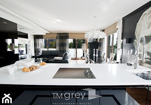Apartament Glamur - Duży czarny szary salon z kuchnią z jadalnią, styl glamour - zdjęcie od TiM Grey Projektowanie Wnętrz