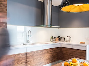 Wilanowski Apartament - Mała średnia otwarta biała z zabudowaną lodówką z podblatowym zlewozmywakiem kuchnia w kształcie litery l, styl nowoczesny - zdjęcie od TiM Grey Projektowanie Wnętrz