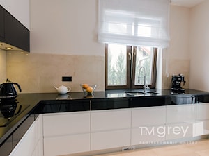 Dom w klasycznym stylu. - Średnia beżowa z podblatowym zlewozmywakiem kuchnia w kształcie litery l, styl nowoczesny - zdjęcie od TiM Grey Projektowanie Wnętrz