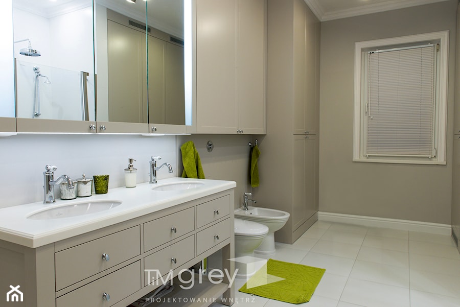 Klasyczne 230m2 - Duża jako pokój kąpielowy z dwoma umywalkami łazienka z oknem, styl tradycyjny - zdjęcie od TiM Grey Projektowanie Wnętrz