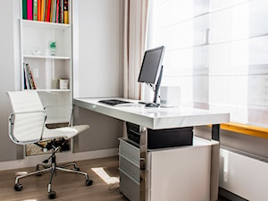Nowoczesny Wilanów 137m2 - Małe z zabudowanym biurkiem białe biuro, styl nowoczesny - zdjęcie od TiM Grey Projektowanie Wnętrz