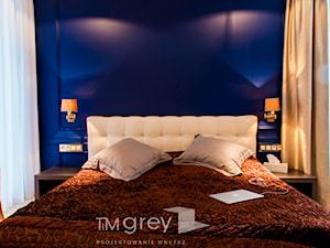 Nowojorski Apartament - Mała niebieska sypialnia, styl glamour - zdjęcie od TiM Grey Projektowanie Wnętrz