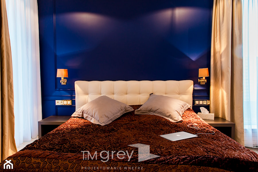 Nowojorski Apartament - Mała niebieska sypialnia, styl glamour - zdjęcie od TiM Grey Projektowanie Wnętrz