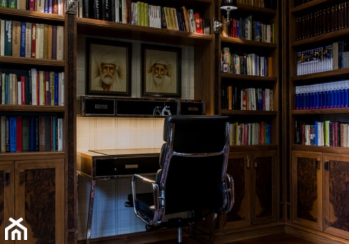 300m2 Klasycznej Elegancji - Małe z zabudowanym biurkiem szare biuro, styl tradycyjny - zdjęcie od TiM Grey Projektowanie Wnętrz