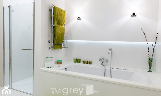 klasyczna jasna łazienka doprawiona zielenią