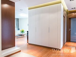 Wilanowski Apartament - Średni biały szary hol / przedpokój, styl nowoczesny - zdjęcie od TiM Grey Projektowanie Wnętrz