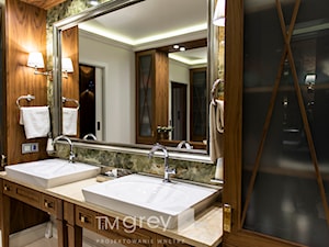300m2 Klasycznej Elegancji - Średnia bez okna z lustrem z dwoma umywalkami z punktowym oświetleniem łazienka, styl tradycyjny - zdjęcie od TiM Grey Projektowanie Wnętrz