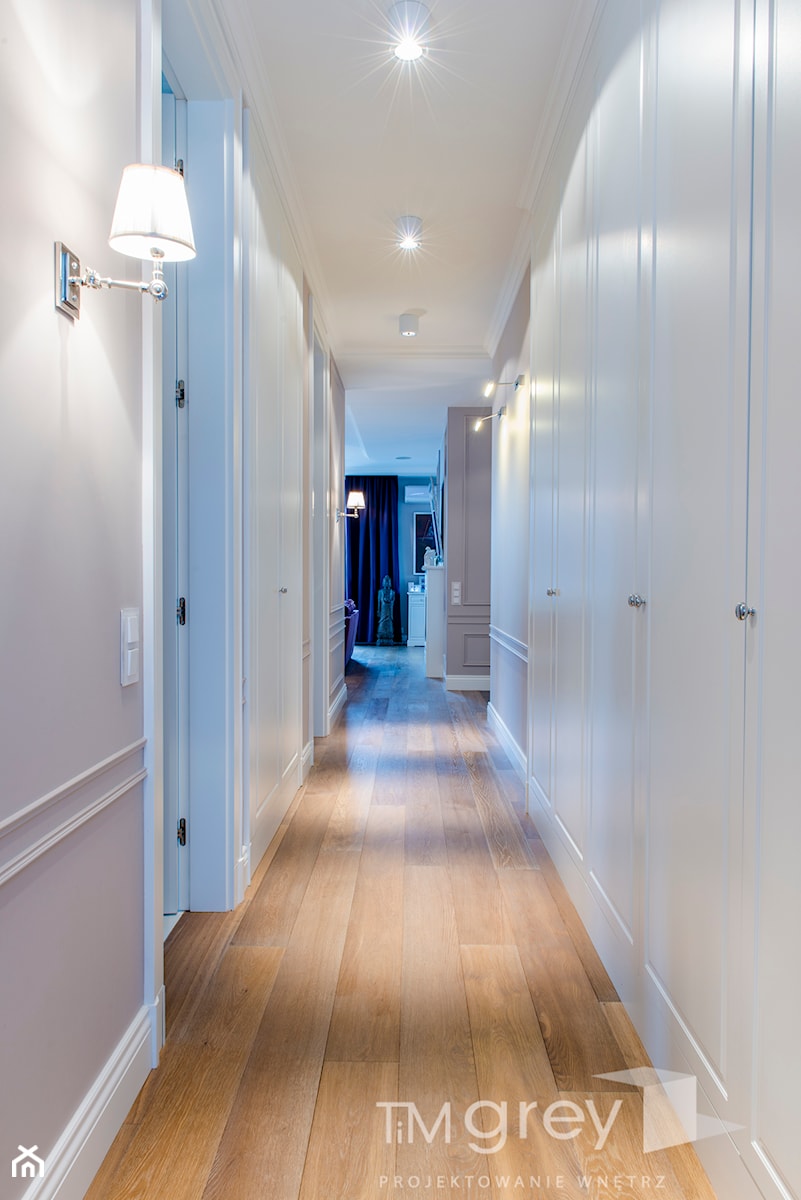 Nowojorski Apartament - Duży biały hol / przedpokój, styl glamour - zdjęcie od TiM Grey Projektowanie Wnętrz