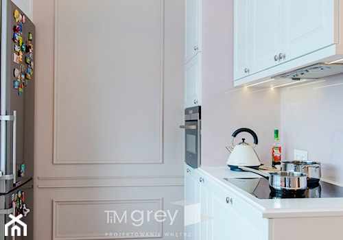 Nowojorski Apartament - Mała z salonem biała z zabudowaną lodówką kuchnia dwurzędowa, styl glamour - zdjęcie od TiM Grey Projektowanie Wnętrz
