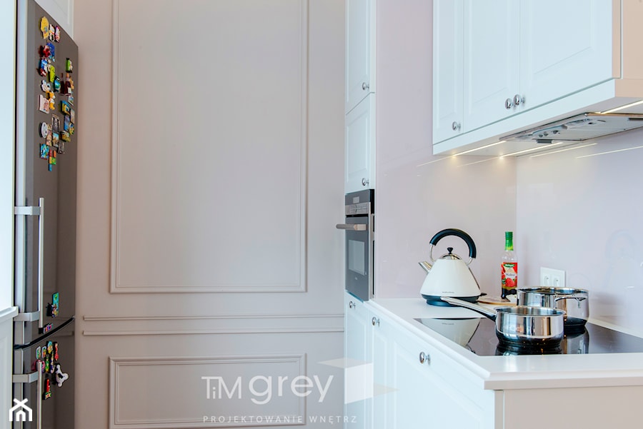 Nowojorski Apartament - Mała z salonem biała z zabudowaną lodówką kuchnia dwurzędowa, styl glamour - zdjęcie od TiM Grey Projektowanie Wnętrz