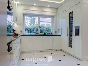 300m2 Klasycznej Elegancji - Średnia otwarta z kamiennym blatem biała z zabudowaną lodówką z lodówką wolnostojącą z podblatowym zlewozmywakiem kuchnia w kształcie litery u z oknem, styl tradycyjny - zdjęcie od TiM Grey Projektowanie Wnętrz