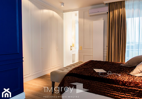 Nowojorski Apartament - Średnia biała sypialnia z łazienką, styl glamour - zdjęcie od TiM Grey Projektowanie Wnętrz