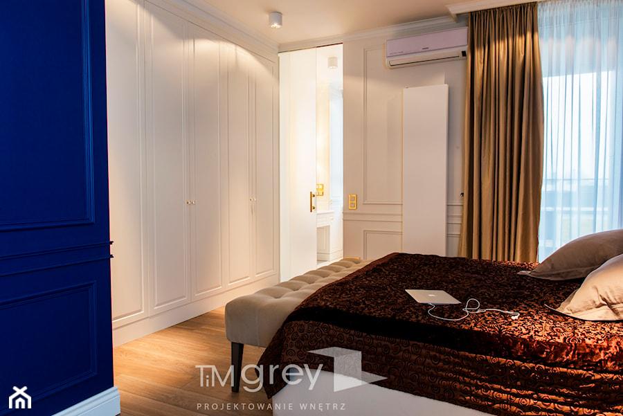 Nowojorski Apartament - Średnia biała sypialnia z łazienką, styl glamour - zdjęcie od TiM Grey Projektowanie Wnętrz