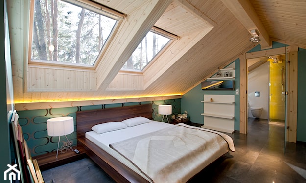 sypialnia na poddaszu, drewniany sufit, niebieskie ściany, biała pościel