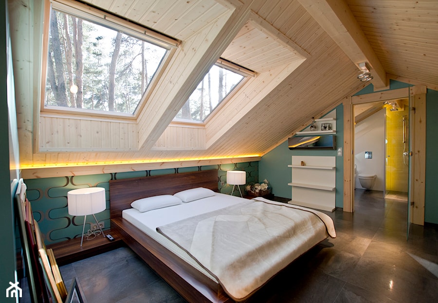 Nowoczesny Dom z finskiego bala - Duża zielona sypialnia na poddaszu z łazienką, styl skandynawski - zdjęcie od TiM Grey Projektowanie Wnętrz
