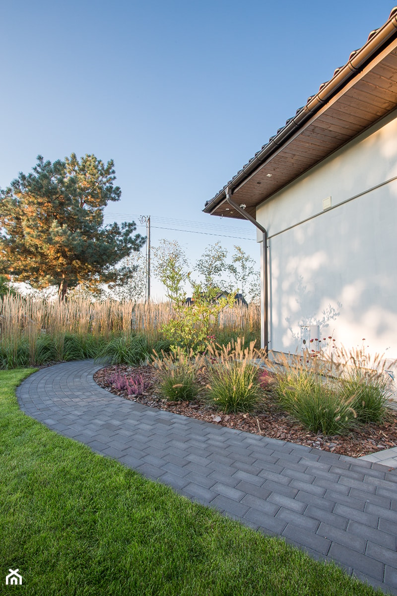 Ogród trawiasty - Mały z nawierzchnią pokrytą kostką brukową ogród za domem, styl minimalistyczny - zdjęcie od Naturalnie Studio - pracownia architektury krajobrazu