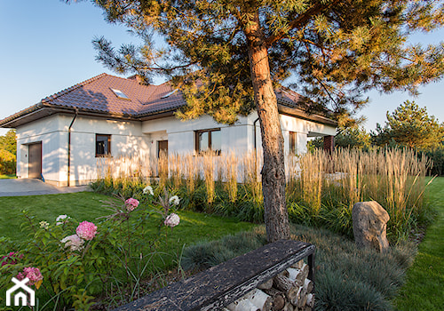 Ogród trawiasty - Średni z nawierzchnią pokrytą kostką brukową ogród przed domem, styl minimalistyczny - zdjęcie od Naturalnie Studio - pracownia architektury krajobrazu