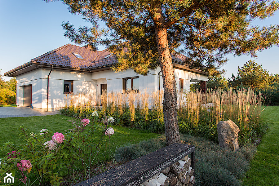Ogród trawiasty - Średni z nawierzchnią pokrytą kostką brukową ogród przed domem, styl minimalistyczny - zdjęcie od Naturalnie Studio - pracownia architektury krajobrazu