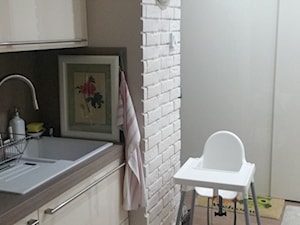 Metamorfoza mieszkania 47m 2 nad Wisłą - Mała zamknięta z kamiennym blatem czarna z zabudowaną lodówką z nablatowym zlewozmywakiem kuchnia w kształcie litery l z wyspą lub półwyspem, styl tradycyjny - zdjęcie od spietrus