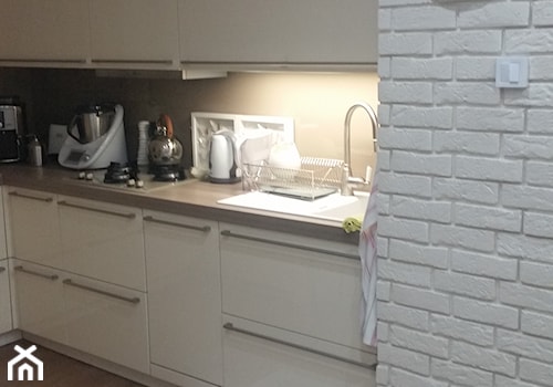 Metamorfoza mieszkania 47m 2 nad Wisłą - Średnia otwarta z salonem biała z nablatowym zlewozmywakiem kuchnia w kształcie litery l, styl tradycyjny - zdjęcie od spietrus
