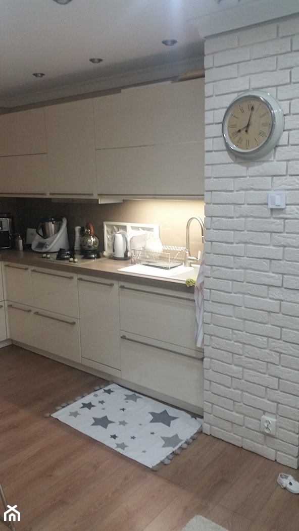 Metamorfoza mieszkania 47m 2 nad Wisłą - Średnia otwarta z salonem biała z nablatowym zlewozmywakiem kuchnia w kształcie litery l, styl tradycyjny - zdjęcie od spietrus - Homebook