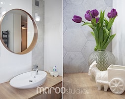 Biała łazienka przełamana szarością i drewnem. - Mała na poddaszu bez okna łazienka, styl nowoczesn ... - zdjęcie od Maroo Studio - Homebook