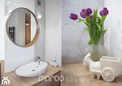 Biała łazienka przełamana szarością i drewnem. - Mała na poddaszu bez okna łazienka, styl nowoczesny - zdjęcie od Maroo Studio
