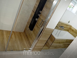 Biała łazienka przełamana szarością i drewnem. - Łazienka, styl nowoczesny - zdjęcie od Maroo Studio