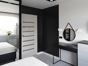 Sypialnia - przed i po - Średnia biała czarna sypialnia, styl nowoczesny - zdjęcie od KOCHAN wnętrza