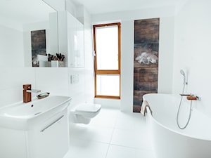 Biała łazienka z elementami drewna