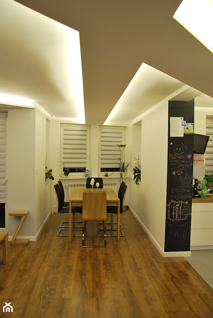 optymistyczne szarości - Średnia beżowa czarna jadalnia w salonie, styl minimalistyczny - zdjęcie od okonmarlena - Homebook