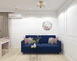 Salon z granatową sofą - zdjęcie od MACZ Architektura - Homebook
