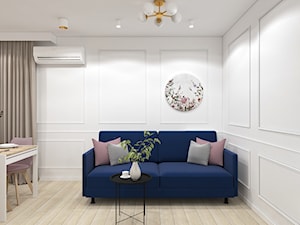 Salon z granatową sofą - zdjęcie od MACZ Architektura