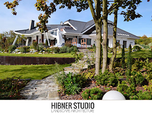 Ogród rezydencjonalny, Płock - Duży z kamienną nawierzchnią ogród za domem, styl tradycyjny - zdjęcie od Hibner Studio Pracownia Architektury Krajobrazu