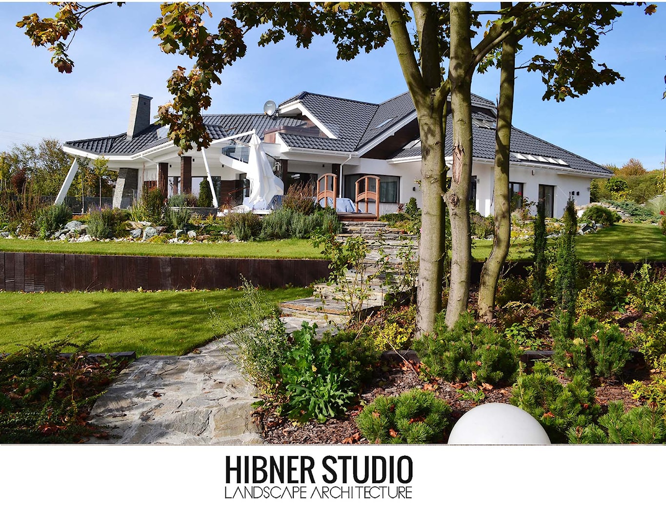 Ogród rezydencjonalny, Płock - Duży z kamienną nawierzchnią ogród za domem, styl tradycyjny - zdjęcie od Hibner Studio Pracownia Architektury Krajobrazu - Homebook