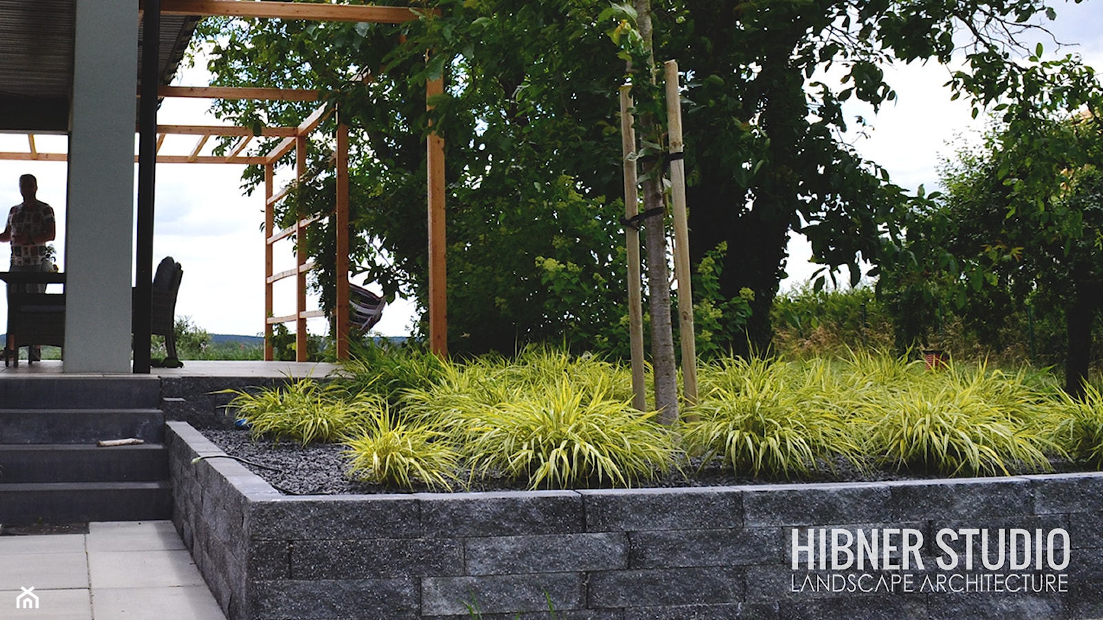 Taras z donicą betonową - zdjęcie od Hibner Studio Pracownia Architektury Krajobrazu - Homebook