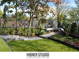 Ogród rezydencjonalny, Płock - Średni z kamienną nawierzchnią ogród za domem, styl tradycyjny - zdjęcie od Hibner Studio Pracownia Architektury Krajobrazu