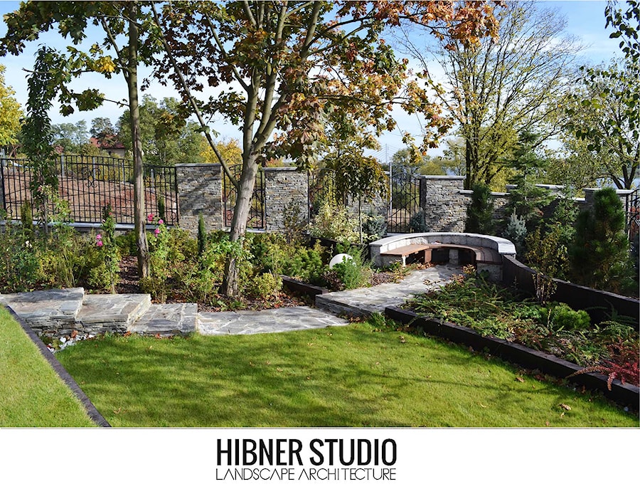Ogród rezydencjonalny, Płock - Średni z kamienną nawierzchnią ogród za domem, styl tradycyjny - zdjęcie od Hibner Studio Pracownia Architektury Krajobrazu