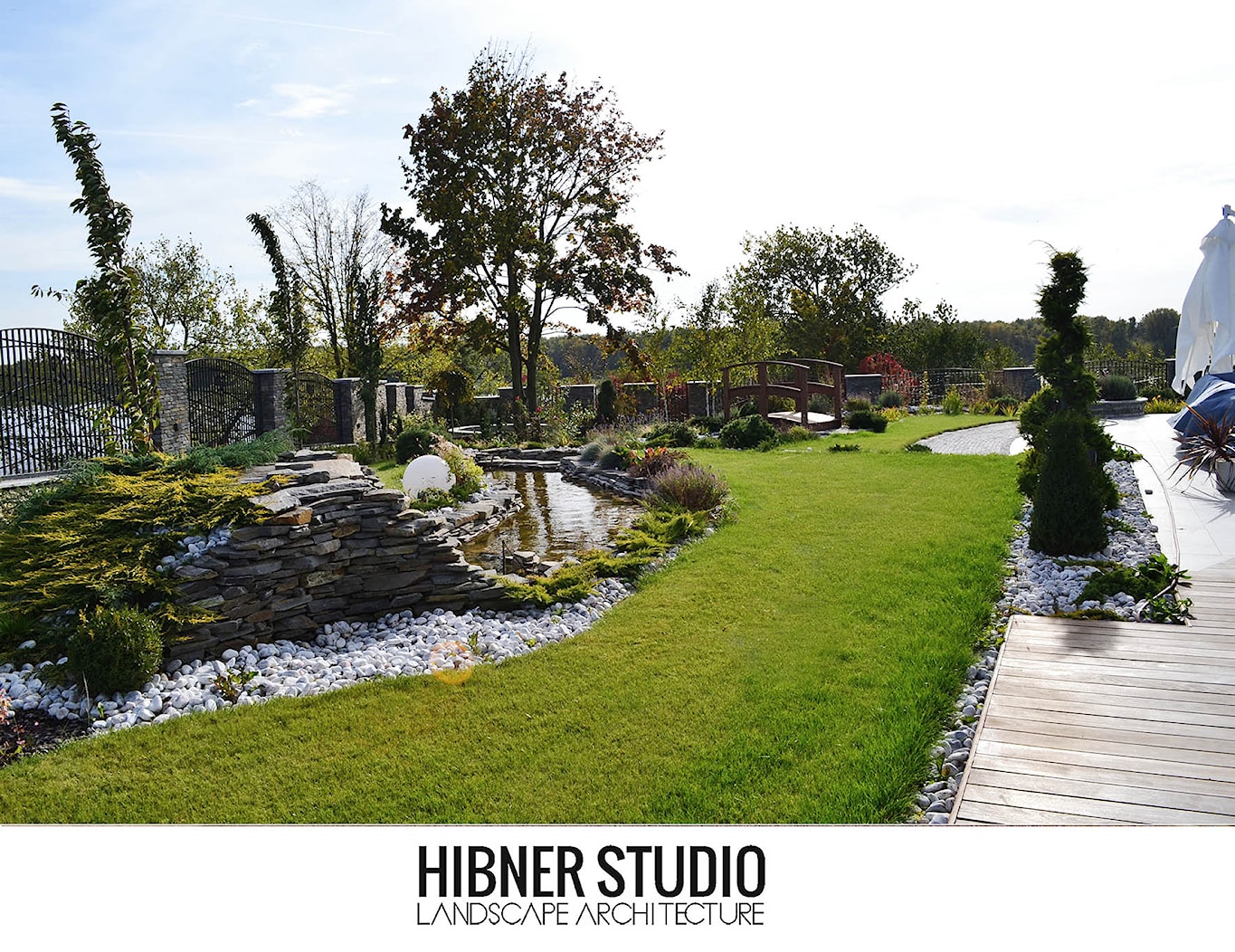 Ogród rezydencjonalny, Płock - Duży ogród z oczkiem wodnym za domem, styl tradycyjny - zdjęcie od Hibner Studio Pracownia Architektury Krajobrazu - Homebook