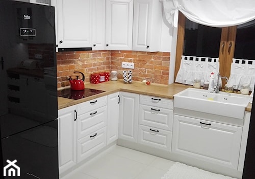 Kuchnia marzeń - Średnia z salonem biała z zabudowaną lodówką z nablatowym zlewozmywakiem kuchnia w kształcie litery l z oknem, styl prowansalski - zdjęcie od Kasia Sadownik Fidos