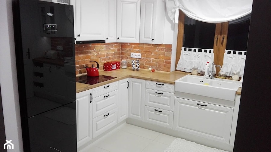 Kuchnia marzeń - Średnia z salonem biała z zabudowaną lodówką z nablatowym zlewozmywakiem kuchnia w kształcie litery l z oknem, styl prowansalski - zdjęcie od Kasia Sadownik Fidos