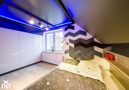 Zdjęcia dla dizustudio.pl - Średnia beżowa biała sypialnia na poddaszu, styl nowoczesny - zdjęcie od Michał Rezik - Fotografia wnętrz