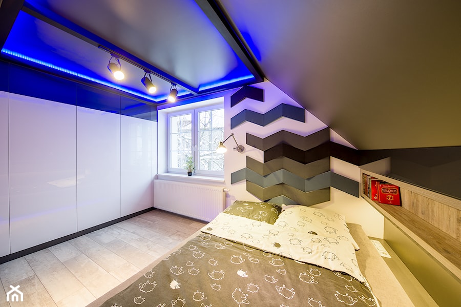 Zdjęcia dla dizustudio.pl - Średnia beżowa biała sypialnia na poddaszu, styl nowoczesny - zdjęcie od Michał Rezik - Fotografia wnętrz
