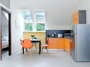 Mała otwarta z lodówką wolnostojącą kuchnia w kształcie litery l z oknem, styl nowoczesny - zdjęcie od Michał Rezik - Fotografia wnętrz