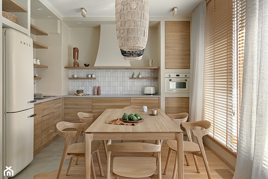 Solony karmel - Mała beżowa jadalnia w kuchni, styl skandynawski - zdjęcie od Finchstudio Architektura Wnętrz